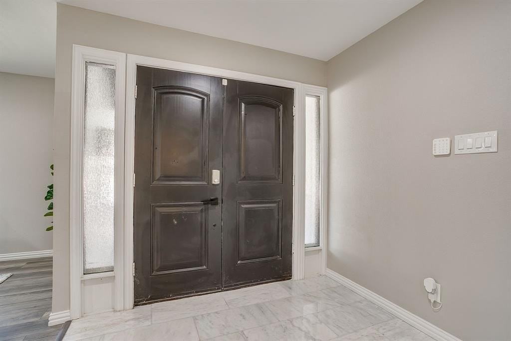 2536 Daisy Ln - Photo 3 of 40