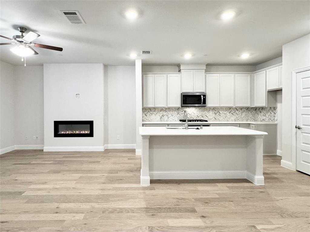 7842 Bayside Dr - Photo 4 of 27