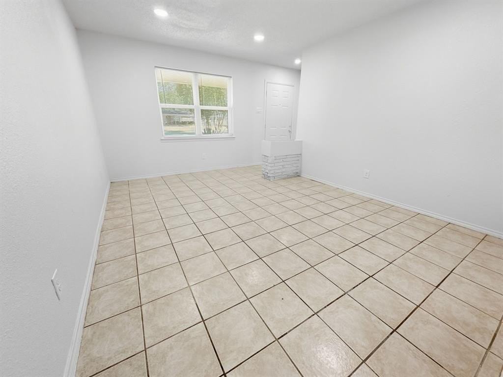 2120 Vickie Dr - Photo 4 of 27