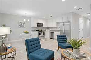 featured image of 526 W Elm St