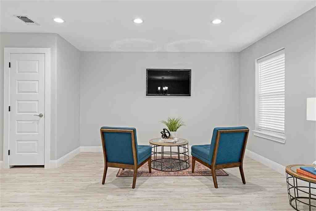 526 W Elm St - Photo 3 of 17