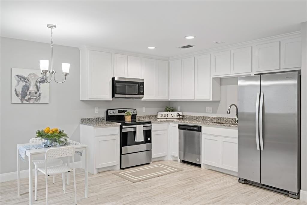 526 W Elm St - Photo 5 of 17