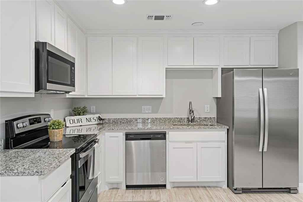 526 W Elm St - Photo 6 of 17