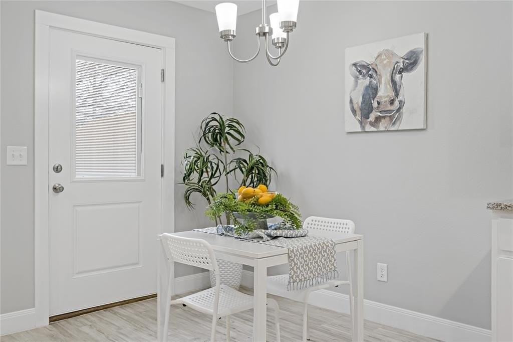 526 W Elm St - Photo 7 of 17