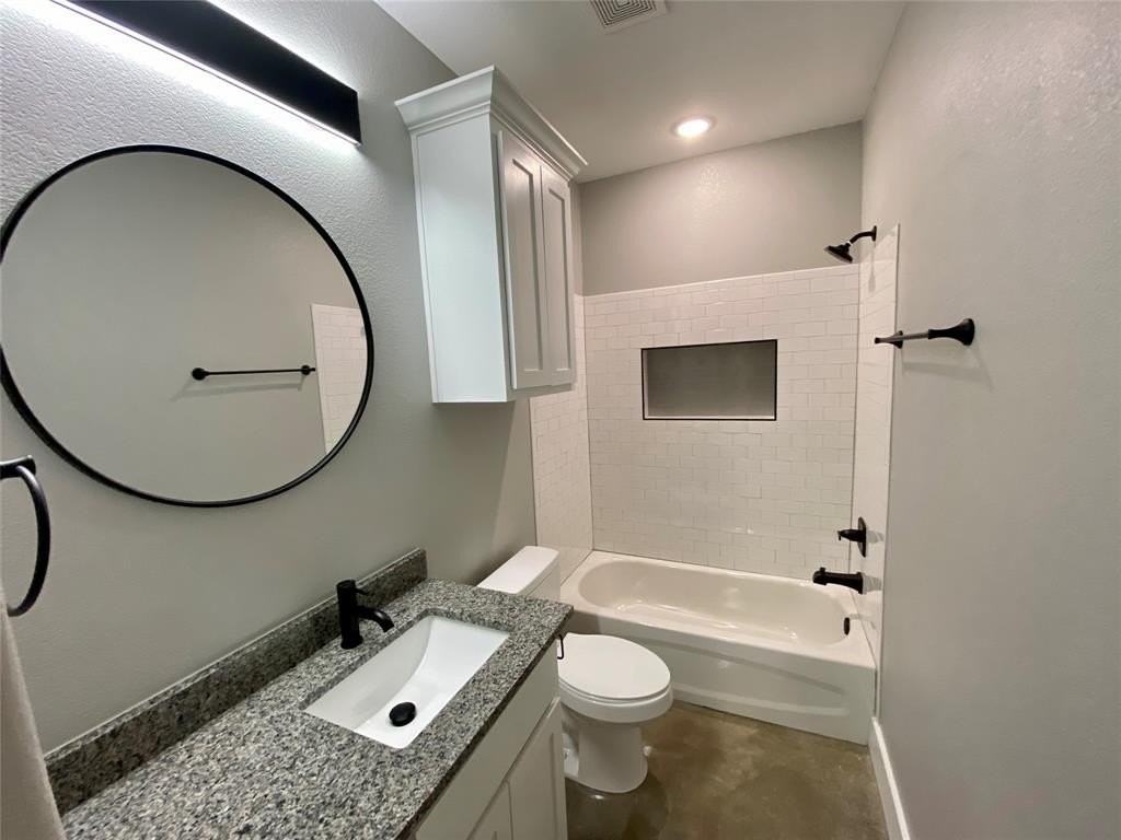 114 W Walker St - Photo 4 of 19