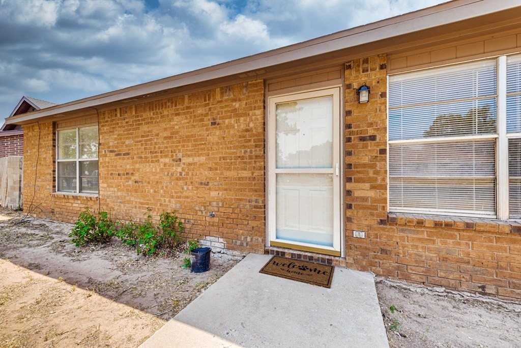 1812 Magnolia Ave - Photo 4 of 20