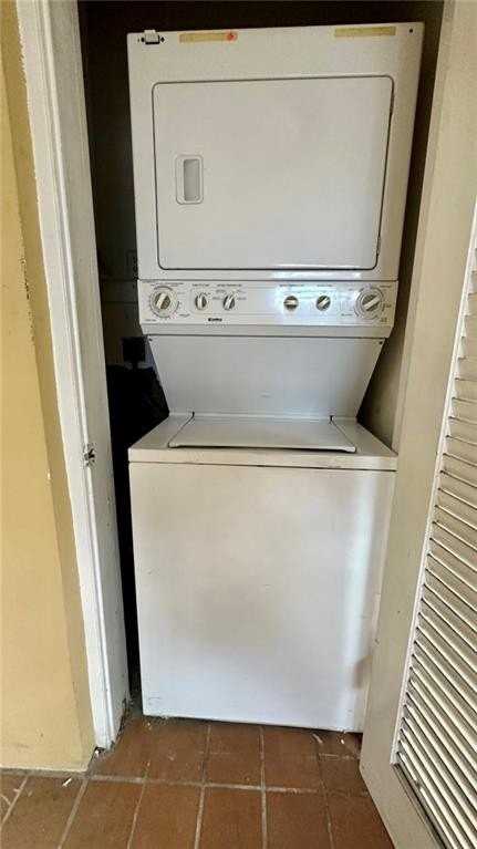 1911 Northeast 28th Court #2B - Photo 4 of 17