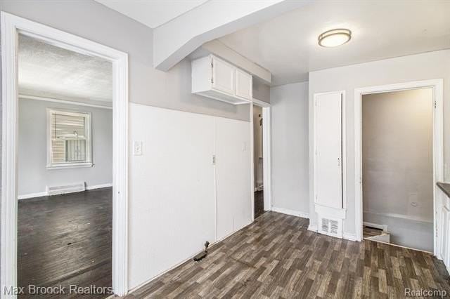 22510 Frisbee St - Photo 7 of 16