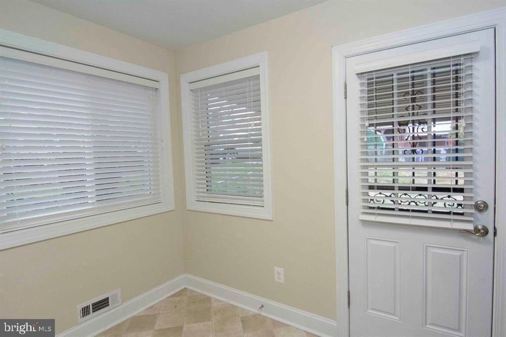 5161 7th St Ne - Photo 5 of 42