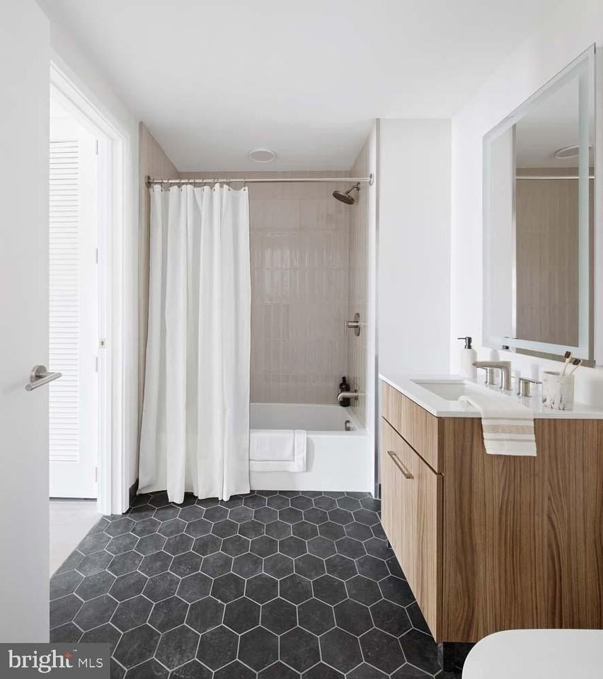 1 Florida Ave Ne Apt 926 #526 - Photo 3 of 14