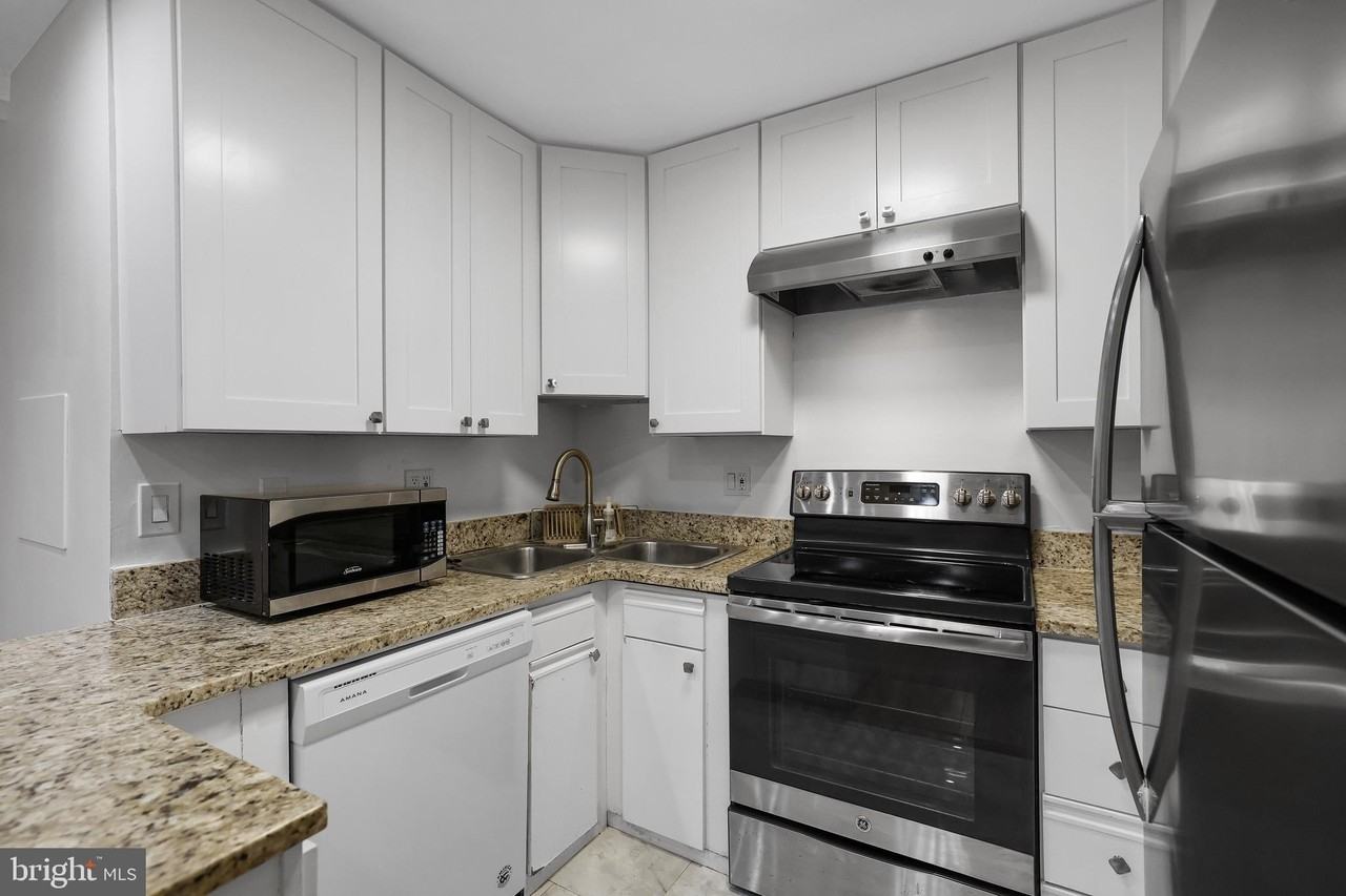 1828 California St Nw Apt B #B - Photo 5 of 21