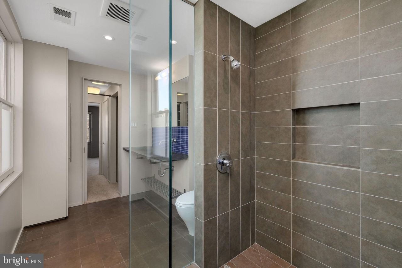 721 D St Ne - Photo 4 of 35