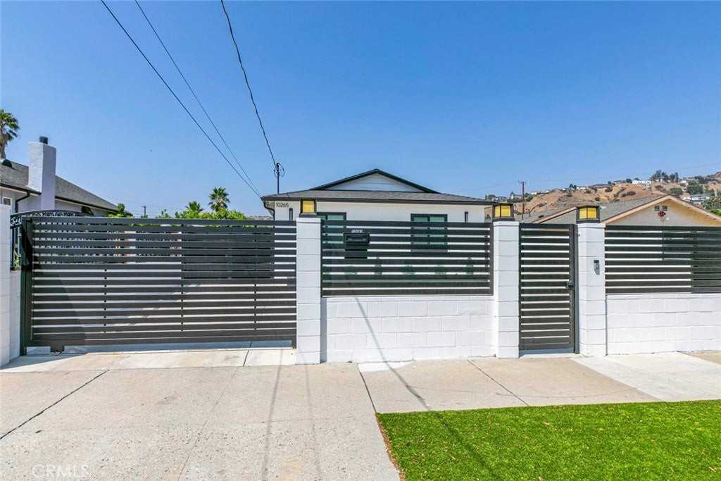 10265 Strathern St - Photo 3 of 31