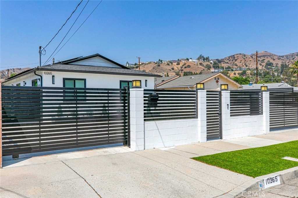 10265 Strathern St - Photo 4 of 31