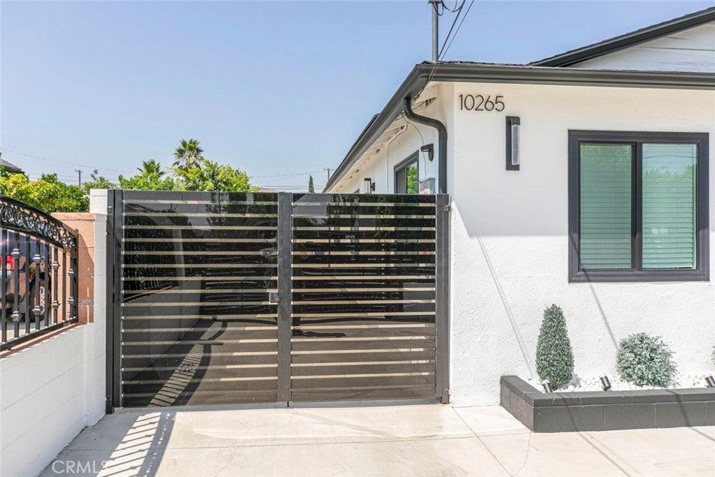 10265 Strathern St - Photo 5 of 31