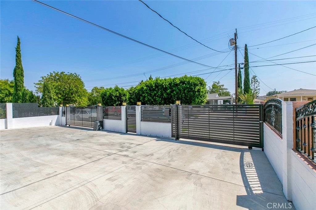 10265 Strathern St - Photo 6 of 31