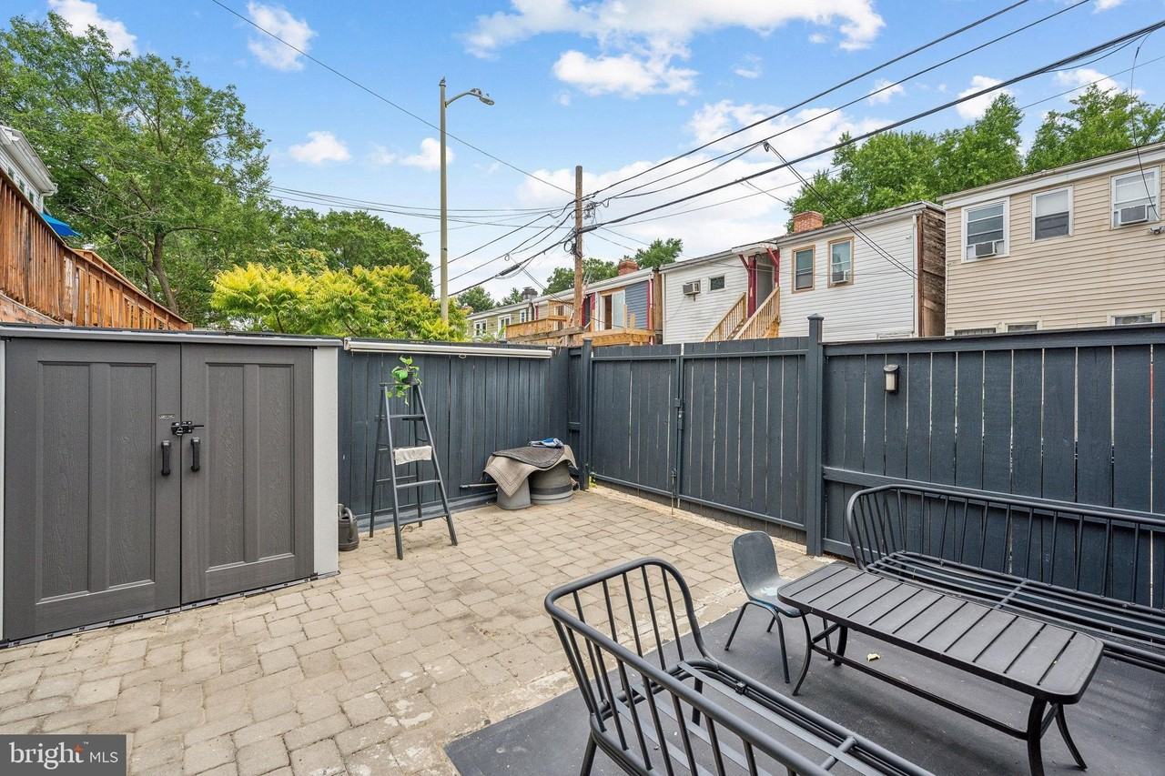 1213 Staples Street Northeast #B - Photo 3 of 15