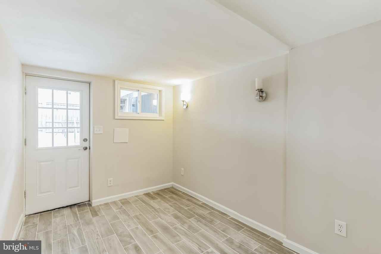 1213 Staples Street Northeast #B - Photo 5 of 15