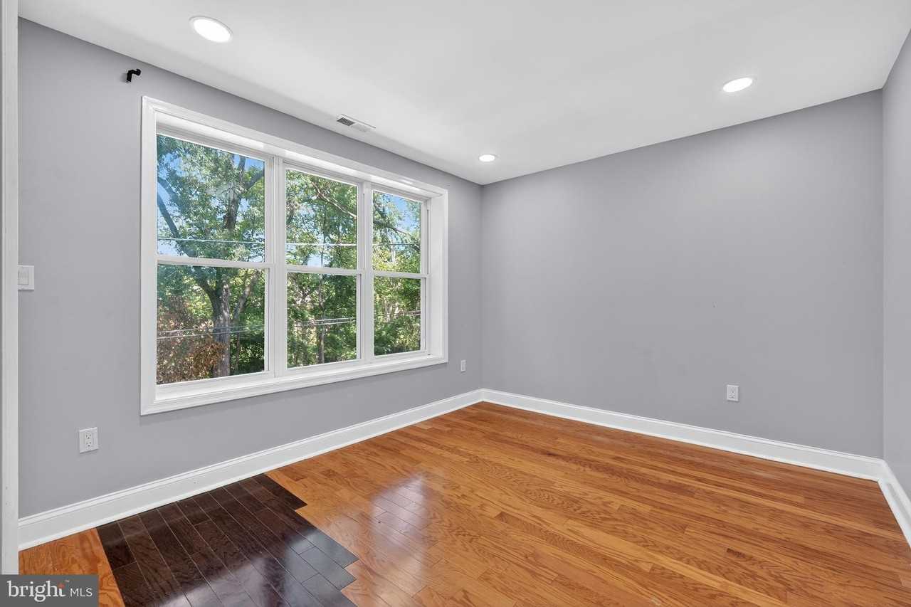 313 Parkland Pl Se Apt 3 #3 - Photo 3 of 20