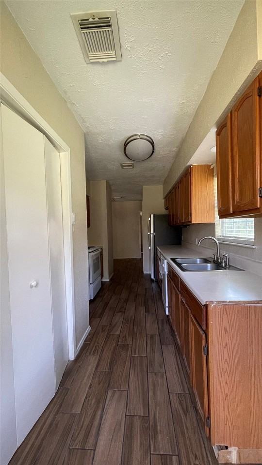 3 Janet Ln - Photo 5 of 7