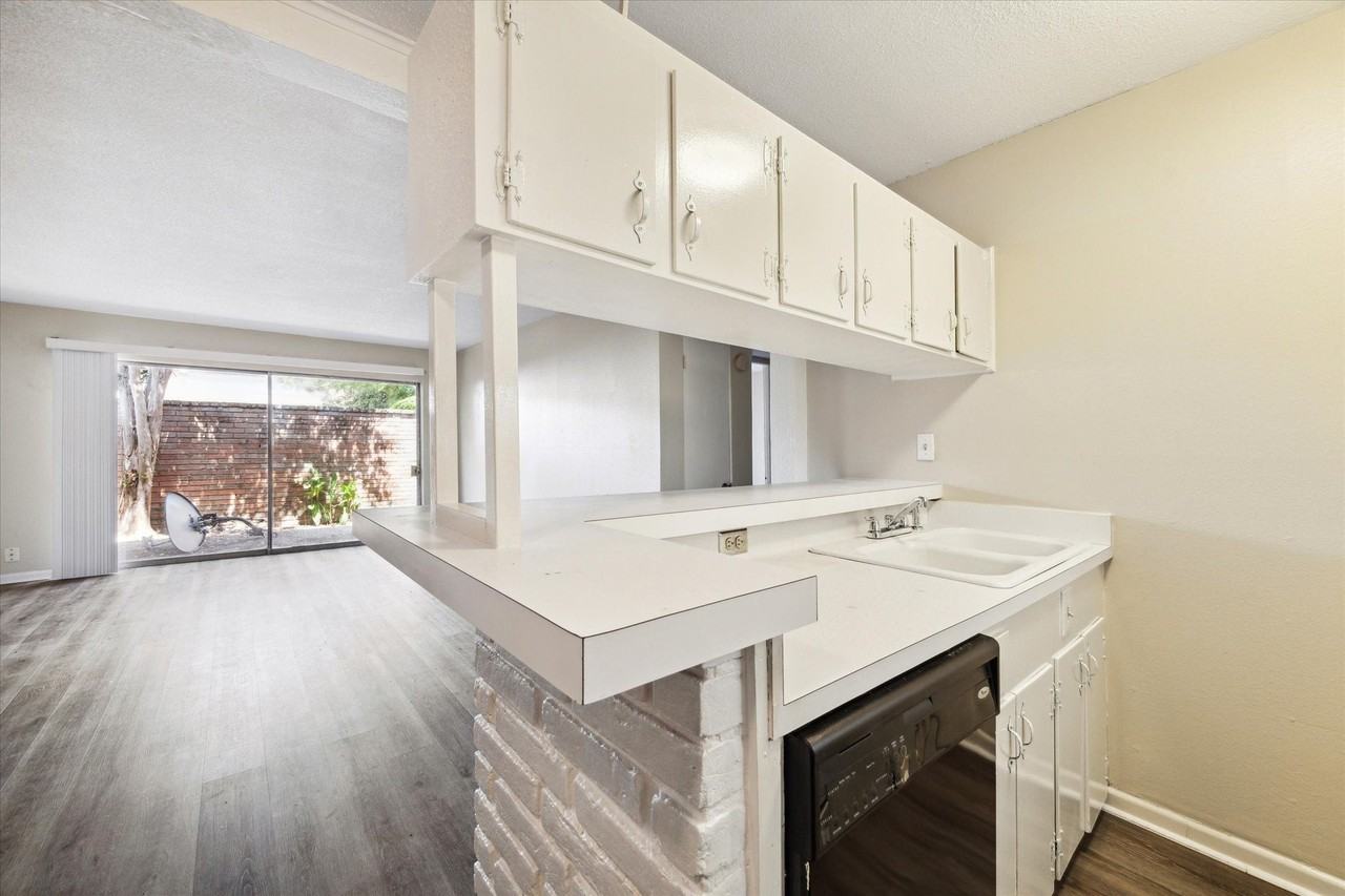 3259 Branard St - Photo 5 of 10