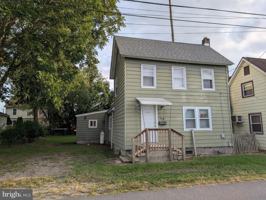 featured image of 15 E 4th St