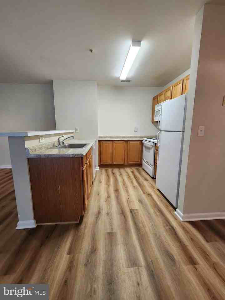 10 Greystone Ct Apt F #F - Photo 5 of 23