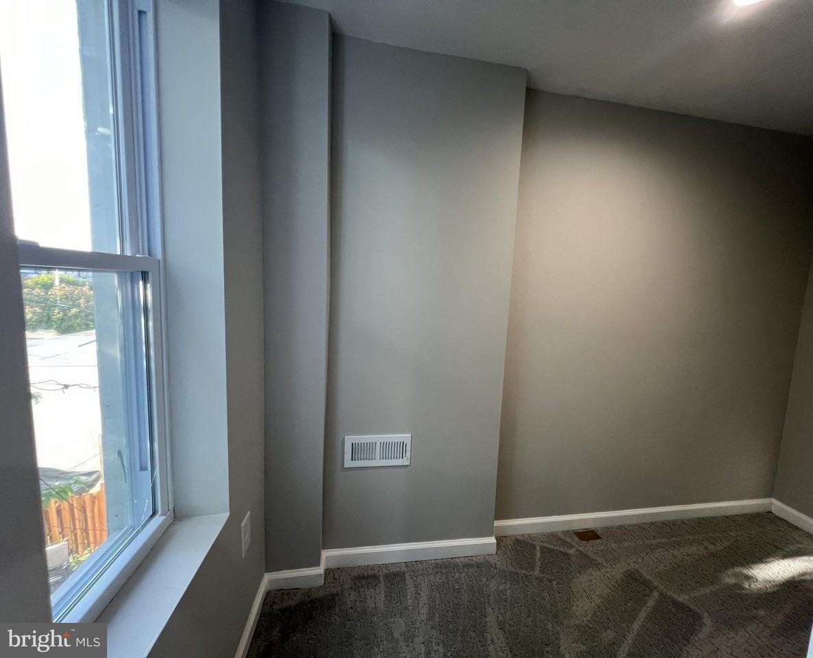 220 N Montford Ave - Photo 5 of 13