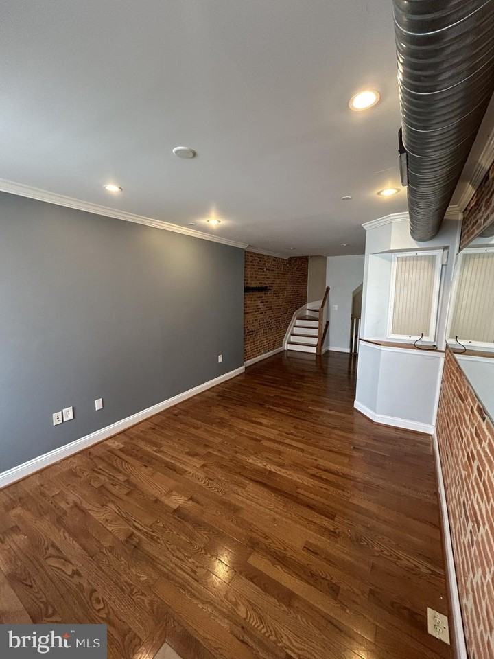 113 N Bradford St - Photo 3 of 29