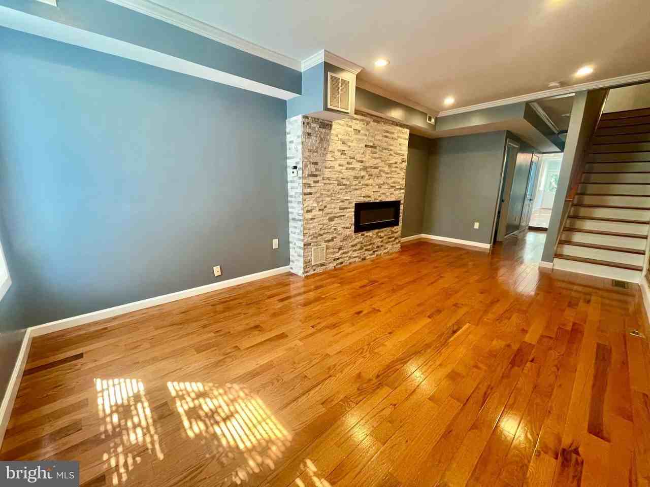 1904 Bank Street - Photo 2 of 20