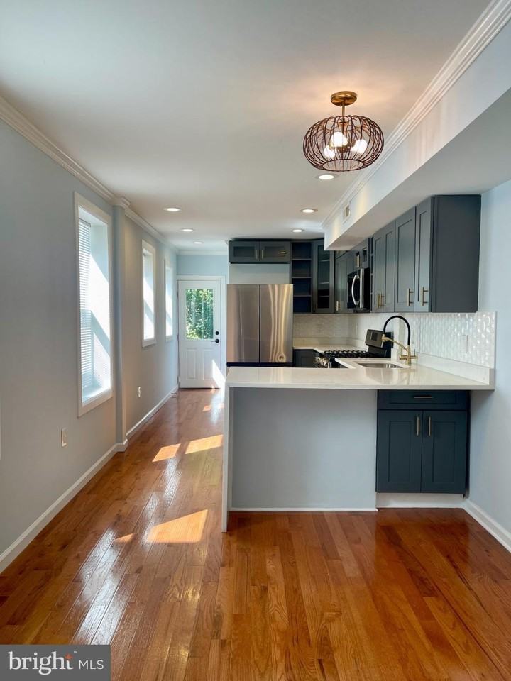 1904 Bank Street - Photo 4 of 20