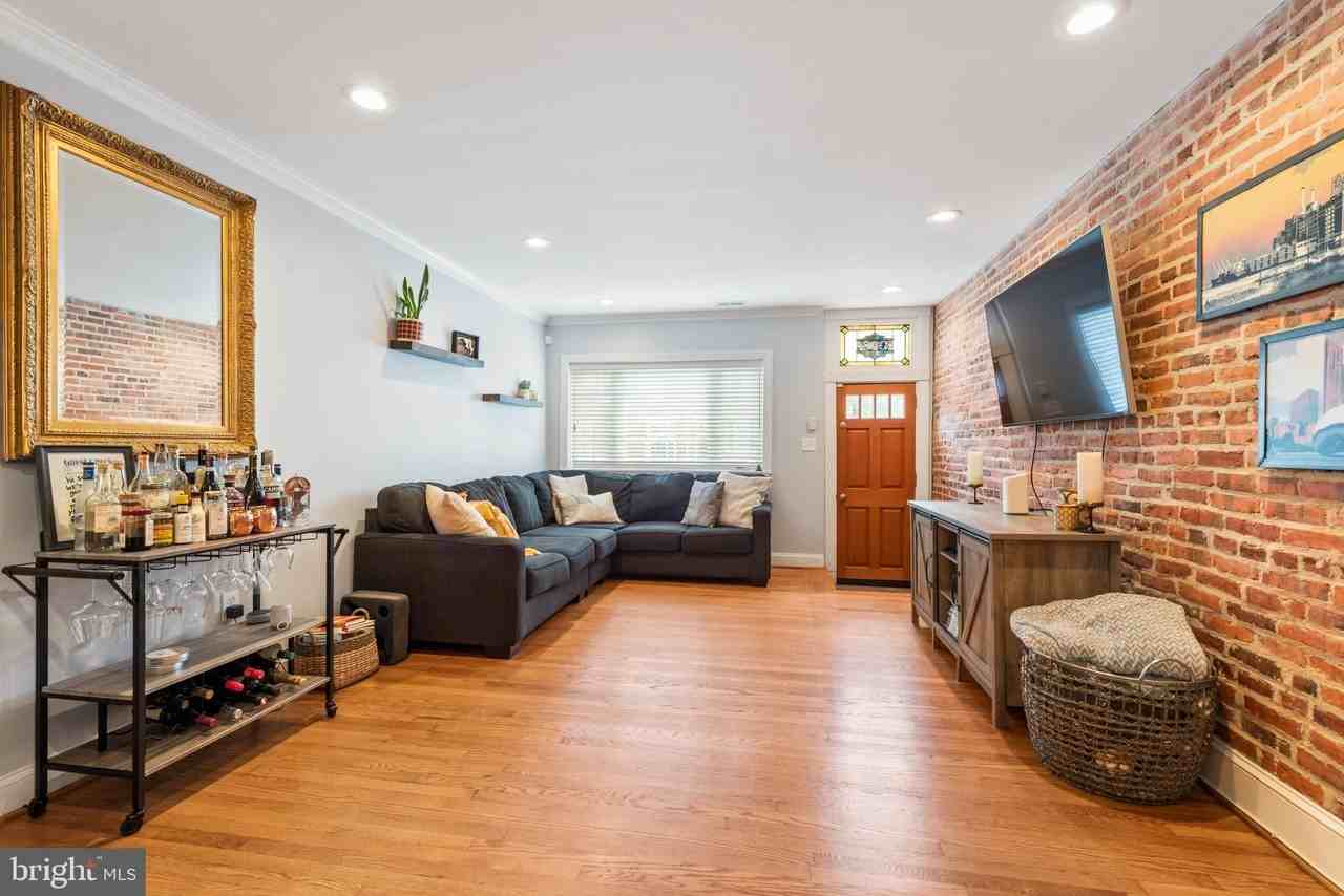 3902 Hudson Street - Photo 5 of 35