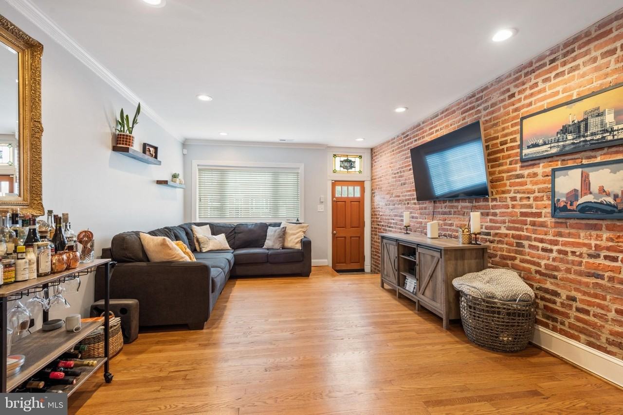 3902 Hudson Street - Photo 6 of 35