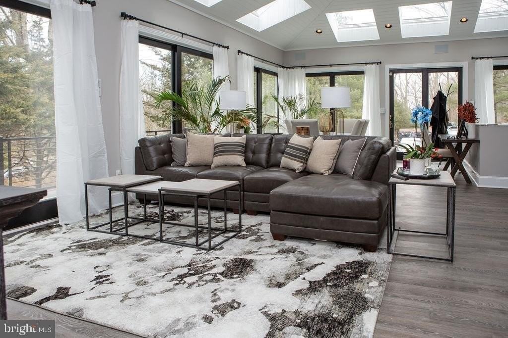 15841 York Rd - Photo 2 of 22