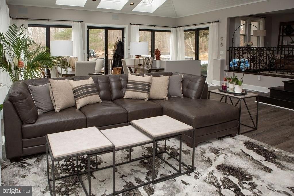 15841 York Rd - Photo 3 of 22