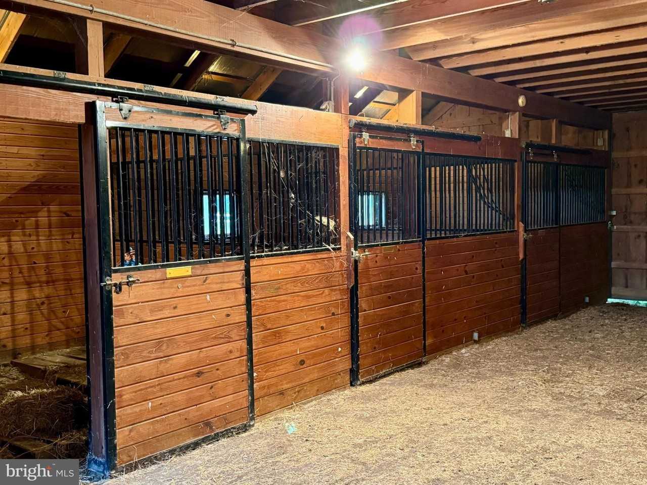 1089 Pond Neck Rd - Photo 3 of 34