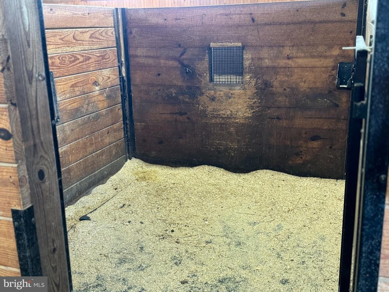 1089 Pond Neck Rd - Photo 5 of 34