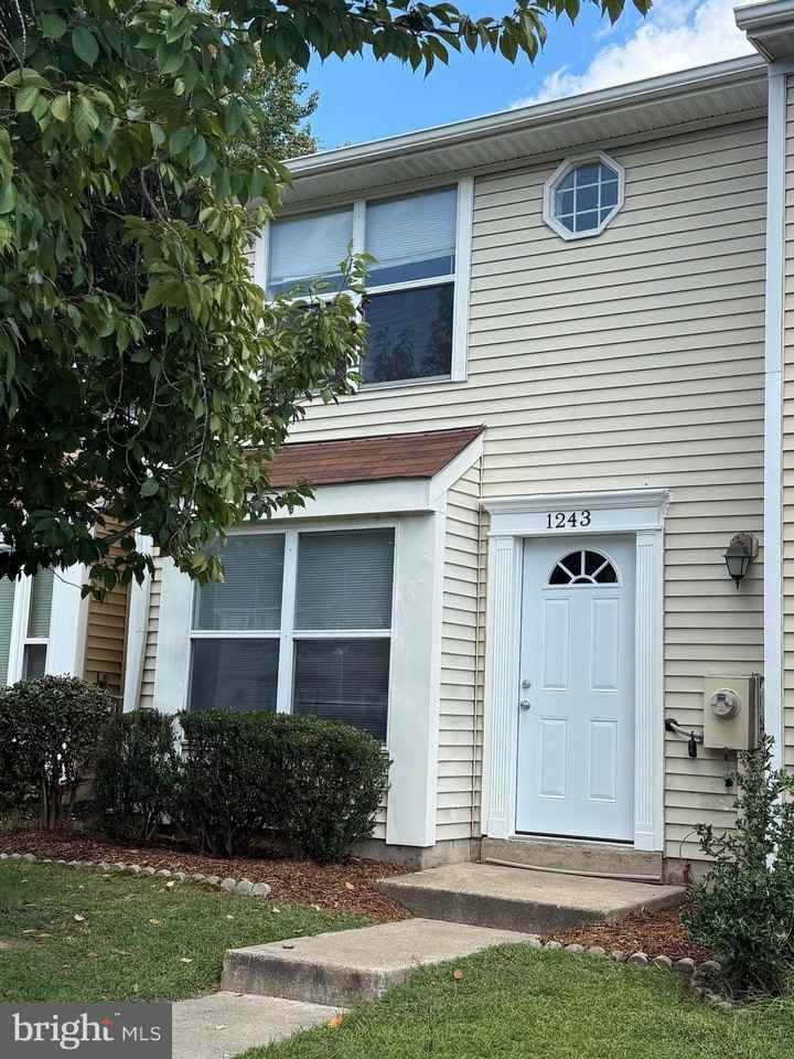 1243 Independence Sq - Photo 2 of 19