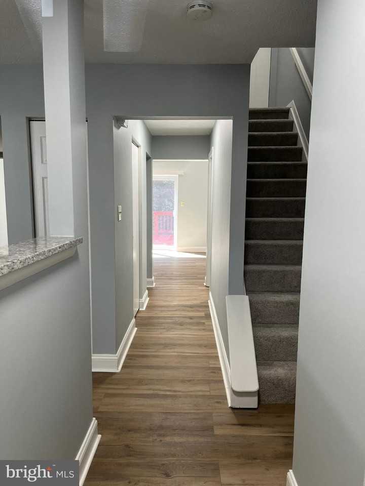 8523 Pine Run Ct - Photo 3 of 18