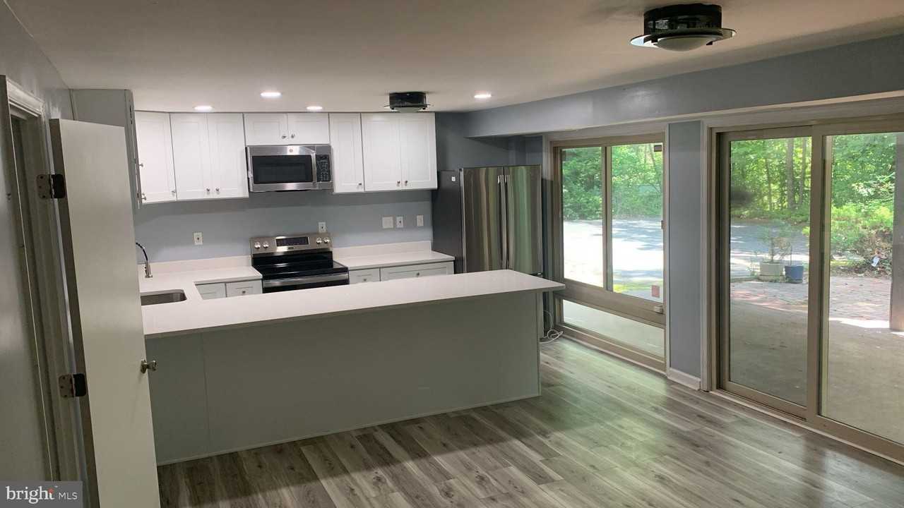 11823 Falls Rd - Photo 2 of 8