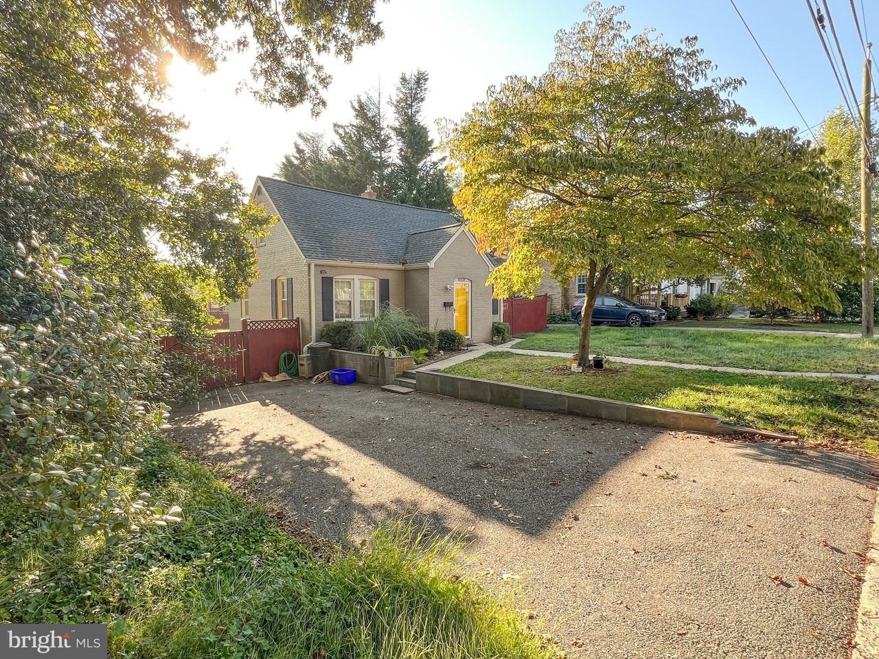 10159 Sutherland Rd - Photo 2 of 30