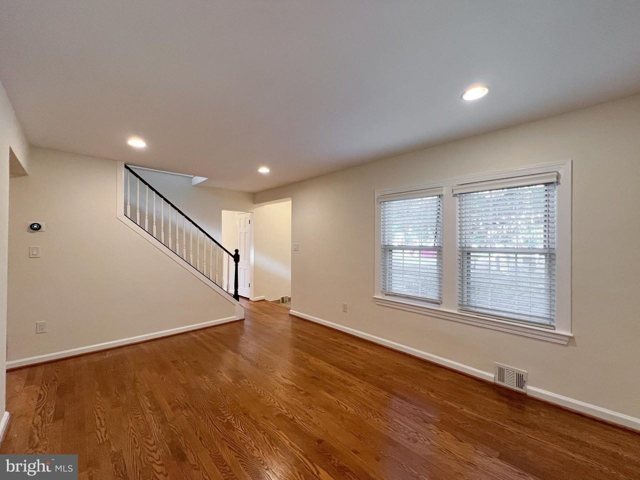 10159 Sutherland Rd - Photo 7 of 30