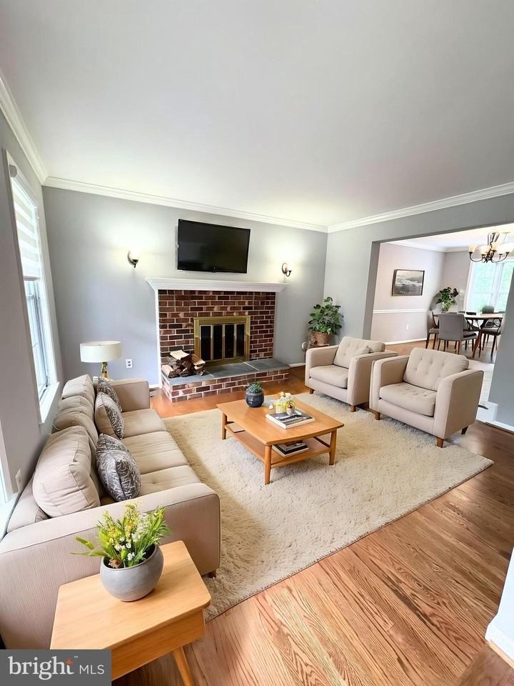 3063 Schubert Dr - Photo 4 of 50