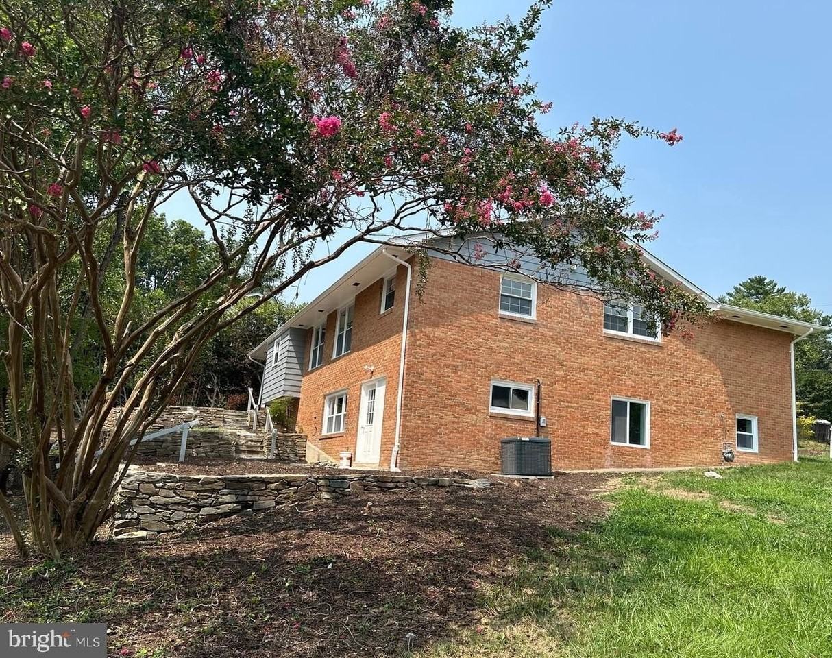 9226 Limestone Pl - Photo 4 of 35