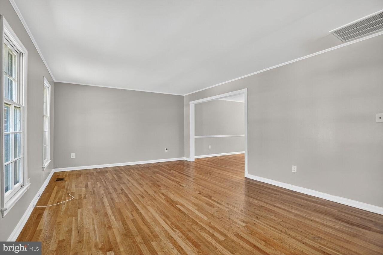 7720 Loudon Drive - Photo 3 of 28