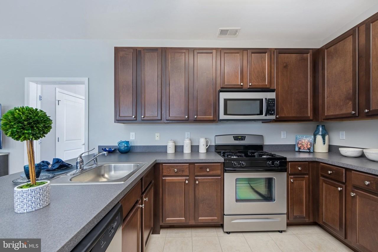 198 Camelot Court - Photo 3 of 6