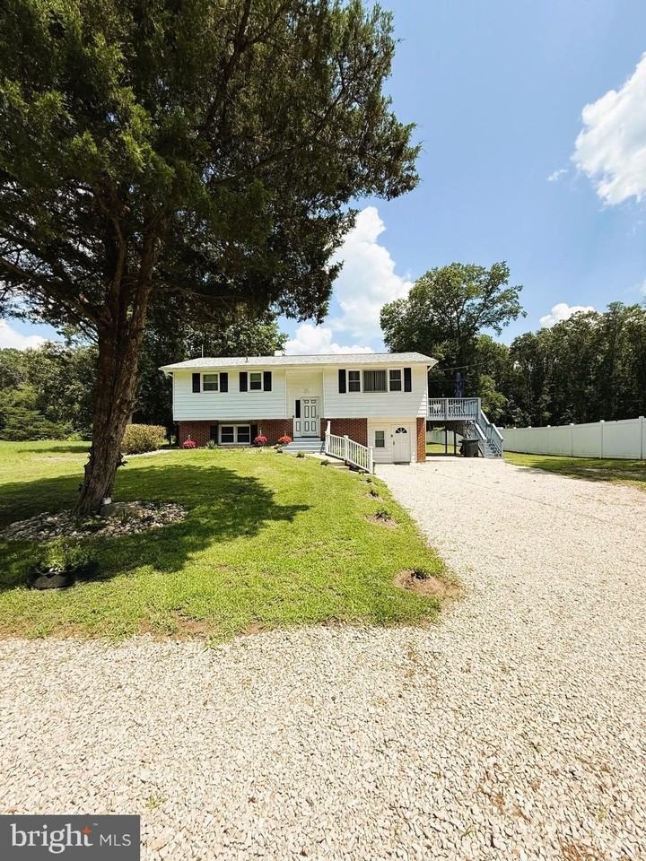 13 Thomas Dr - Photo 2 of 18