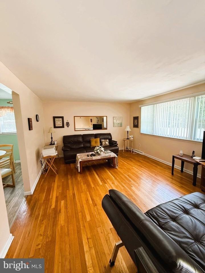 13 Thomas Dr - Photo 4 of 18