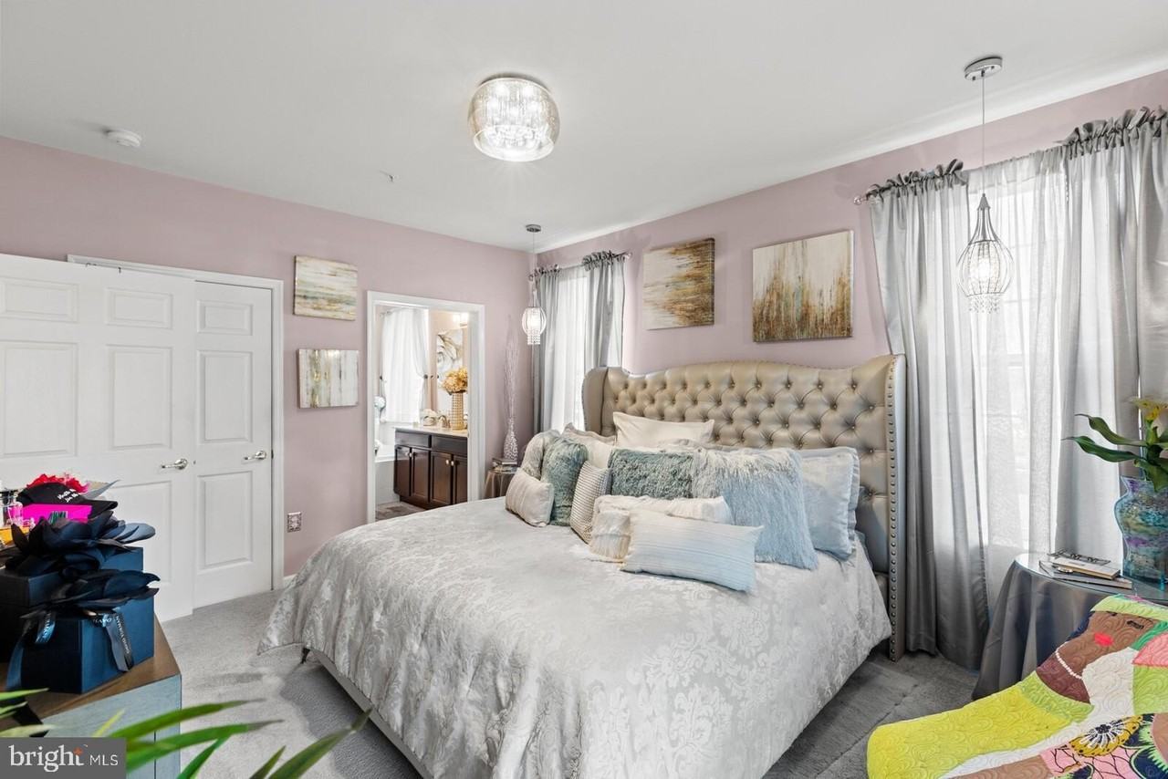 4021 4021 DERBY Court - Photo 3 of 25