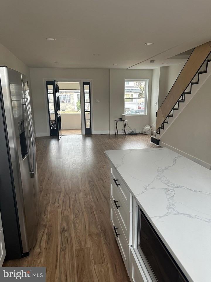 2277 Hollinshed Ave - Photo 2 of 6